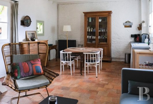 A artists' house with a cluster of small houses on the way to Le Mans - photo  n°19
